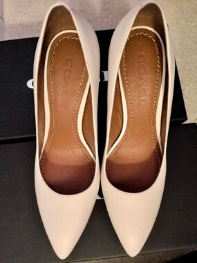 COACH Women's Pointed Toe Leather Pumps in Cream/Chalk